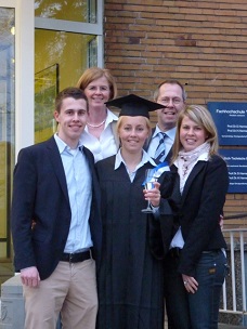 2011: Die Familie Bonfigt bei der Abschlussfeier ihrer Tochter Kathrin
