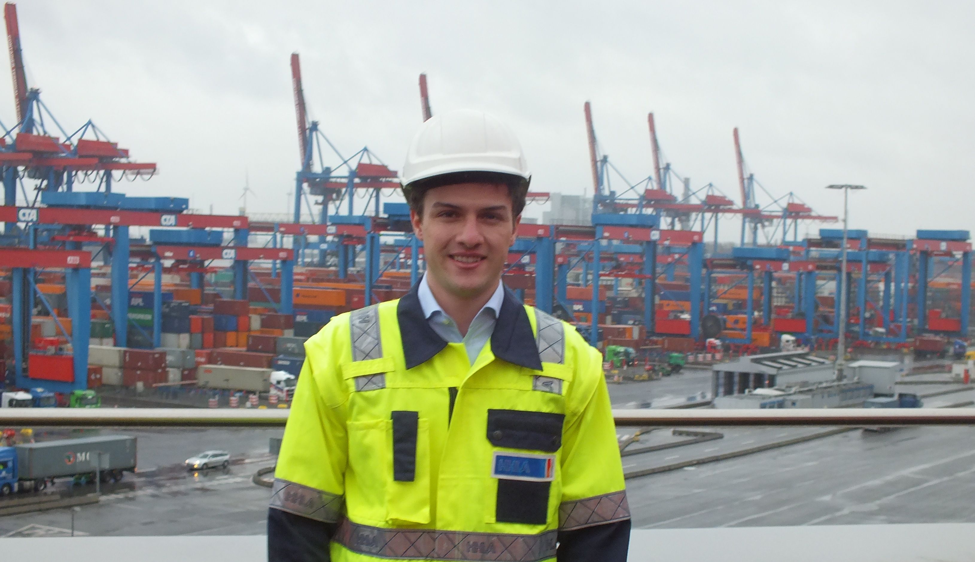 Marc Augusto an seinem Arbeitsplatz inmitten Containern bei der HHLA