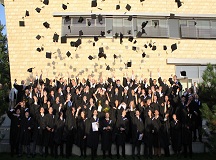 Die Absolventen der Fachhoschule Wedel bei Hambrug werfen ihre Hüte hoch.