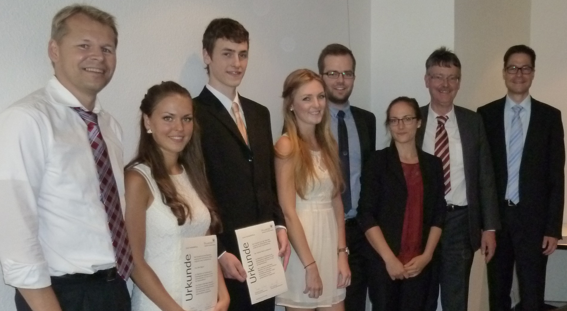 Die Studierenden der FH Wedel Alina Wagner und Nicholas Luettgemann erhalten ihre Stipendiums-Urkunde.