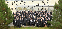 Die Bachelor- und Master of Science-Absolventen werfen vor dem Audimax der FH Wedel ihre Doktor-Hüte in die Luft